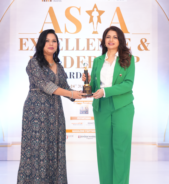 Dr. Rauni Tomar receiving Asia Excellence & Leadership Award for Scientific Logo Designing and Business Numerology
